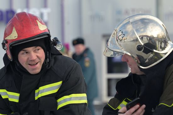 Выставка "Россия". Пожарно-спасательский праздник на коньках "Мама, папа, я - пожарная семья"