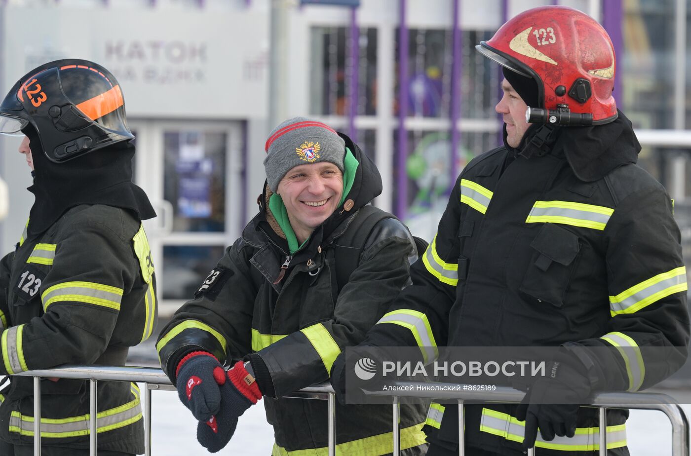 Выставка "Россия". Пожарно-спасательский праздник на коньках "Мама, папа, я - пожарная семья"