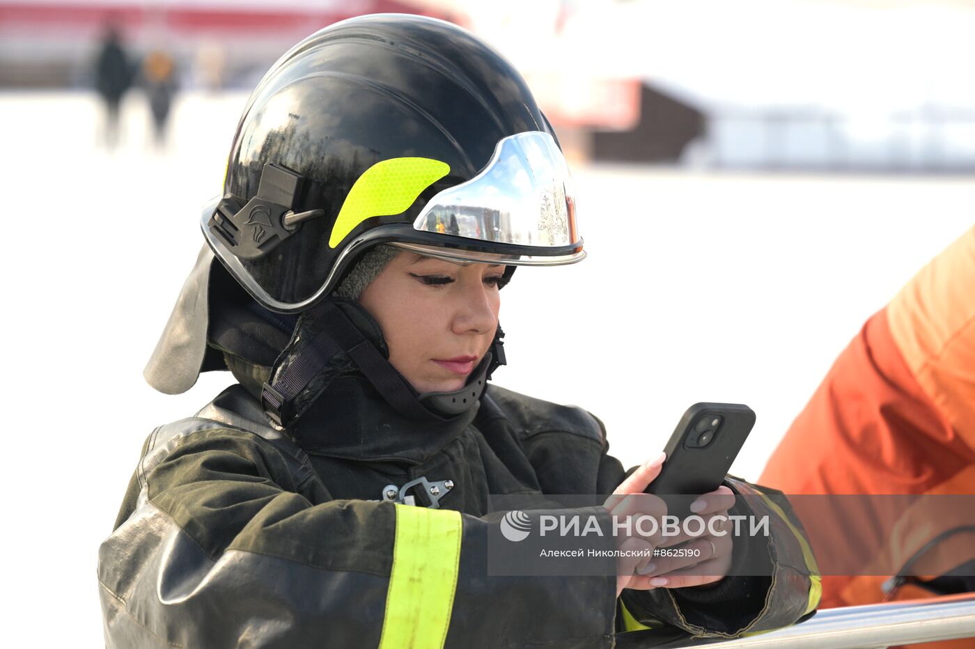 Выставка "Россия". Пожарно-спасательский праздник на коньках "Мама, папа, я - пожарная семья"