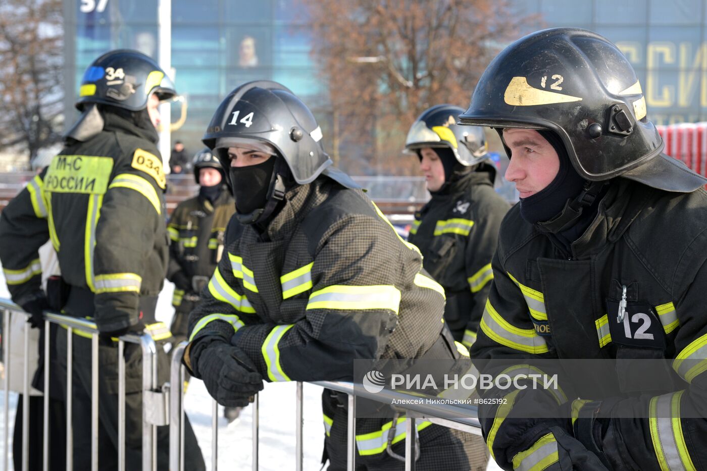 Выставка "Россия". Пожарно-спасательский праздник на коньках "Мама, папа, я - пожарная семья"