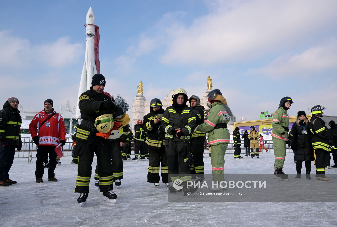 Выставка "Россия". Пожарно-спасательский праздник на коньках "Мама, папа, я - пожарная семья"