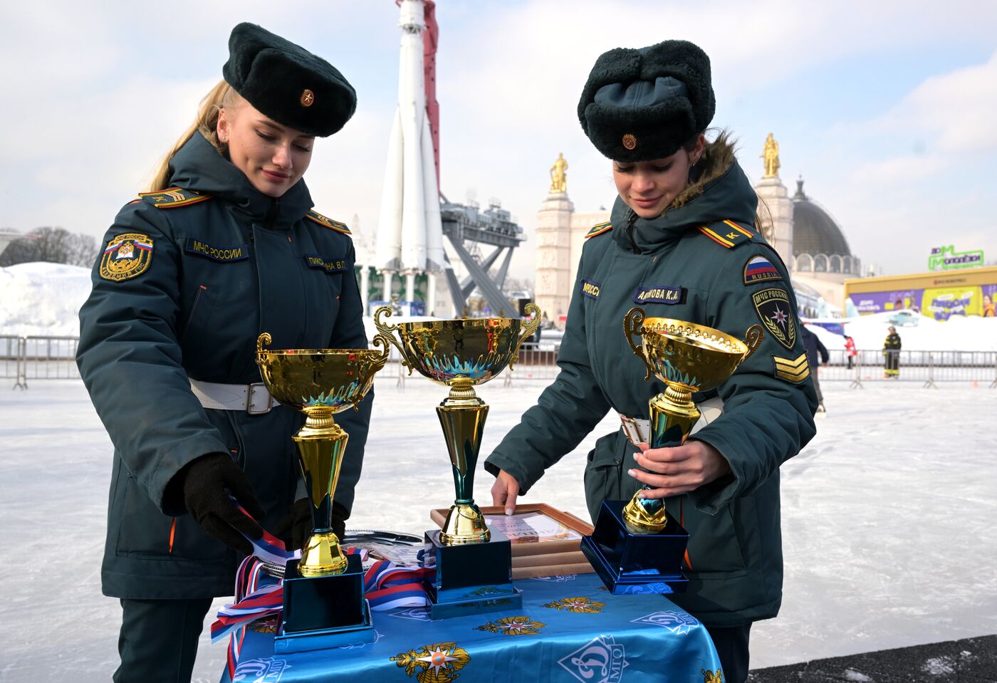 Выставка "Россия". Пожарно-спасательский праздник на коньках "Мама, папа, я - пожарная семья"