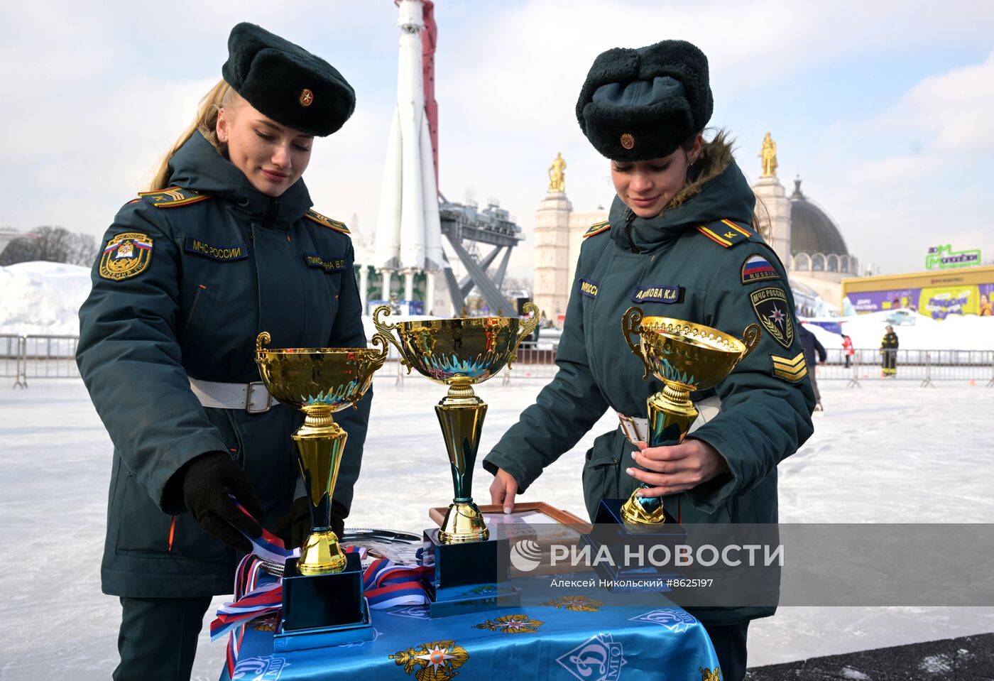 Выставка "Россия". Пожарно-спасательский праздник на коньках "Мама, папа, я - пожарная семья"