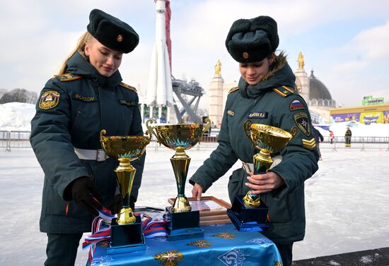 Выставка "Россия". Пожарно-спасательский праздник на коньках "Мама, папа, я - пожарная семья"