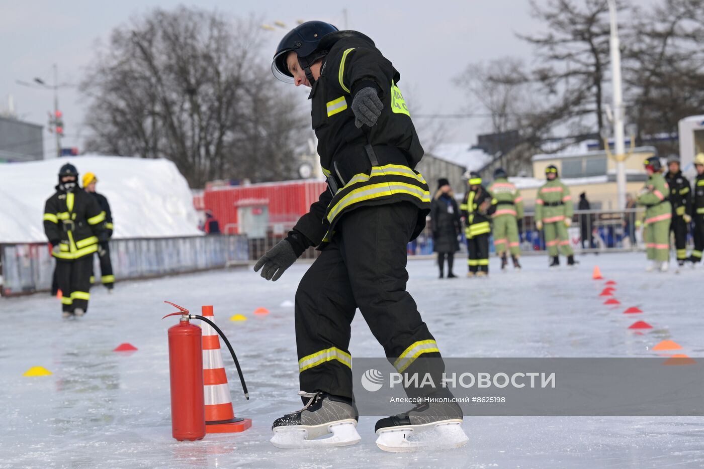 Выставка "Россия". Пожарно-спасательский праздник на коньках "Мама, папа, я - пожарная семья"