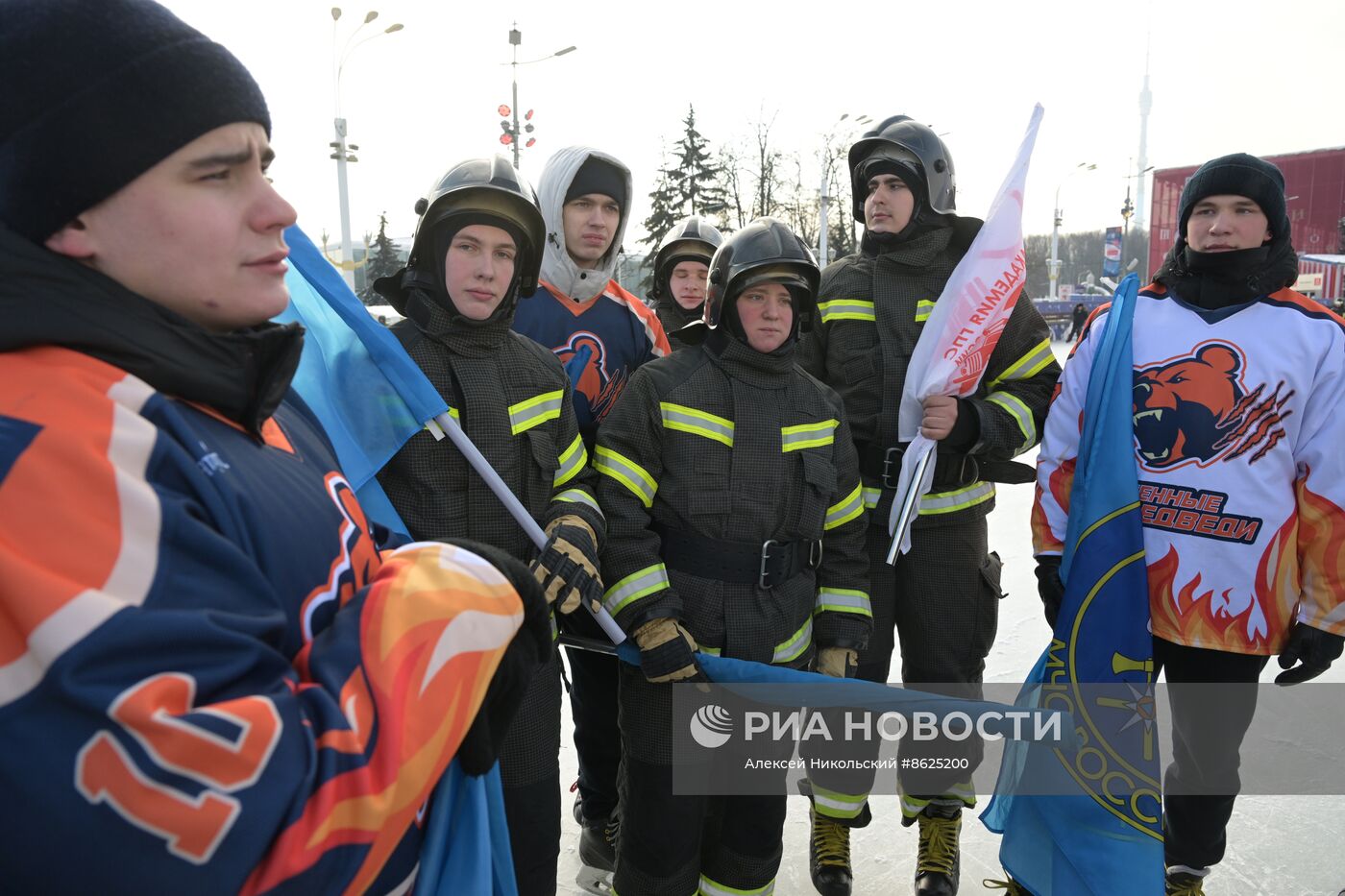 Выставка "Россия". Пожарно-спасательский праздник на коньках "Мама, папа, я - пожарная семья"