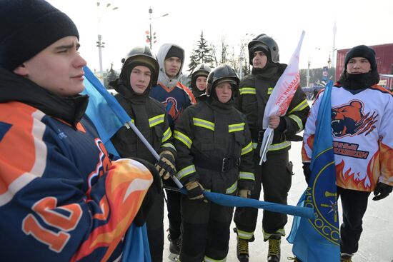 Выставка "Россия". Пожарно-спасательский праздник на коньках "Мама, папа, я - пожарная семья"