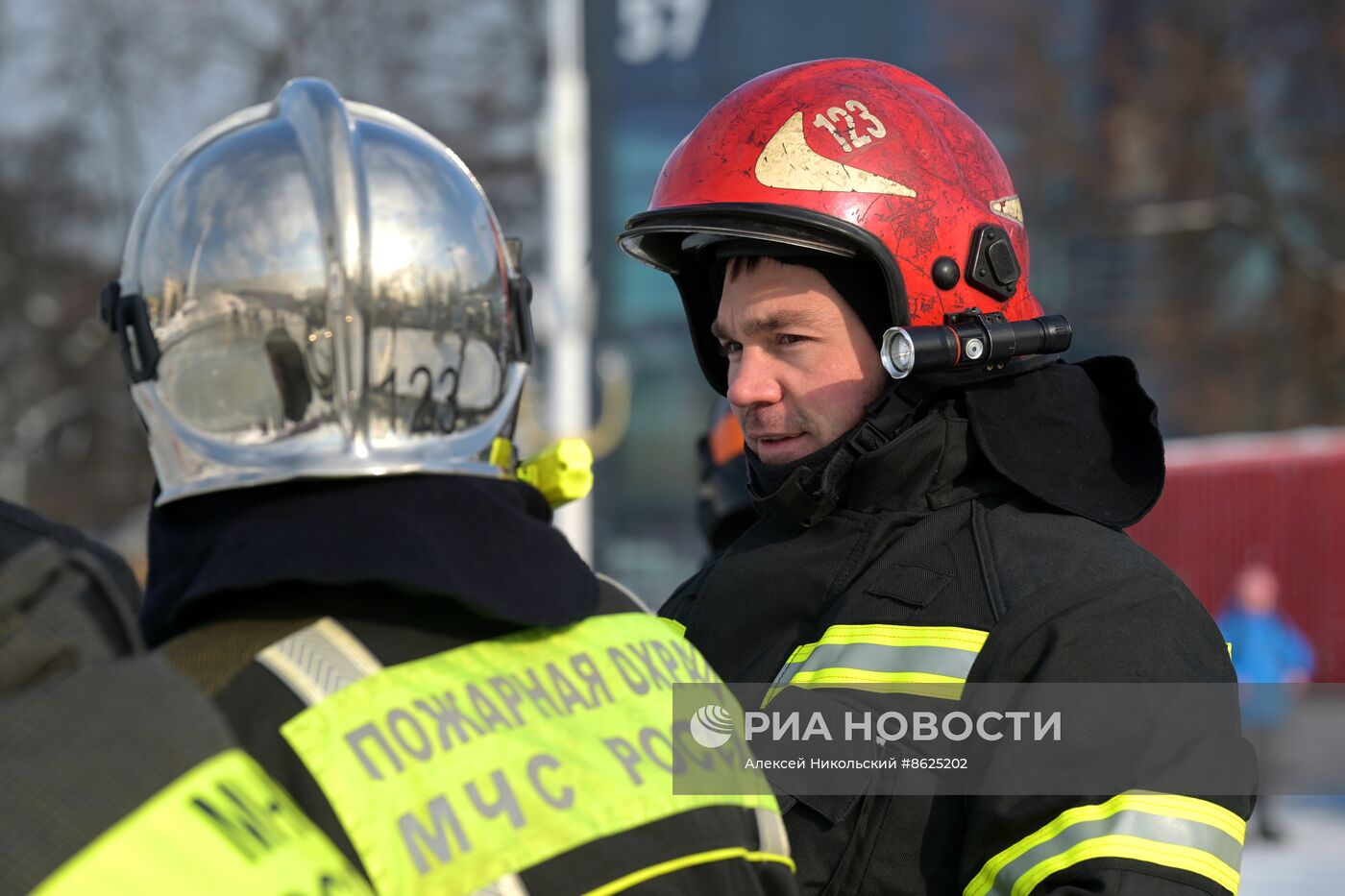 Выставка "Россия". Пожарно-спасательский праздник на коньках "Мама, папа, я - пожарная семья"