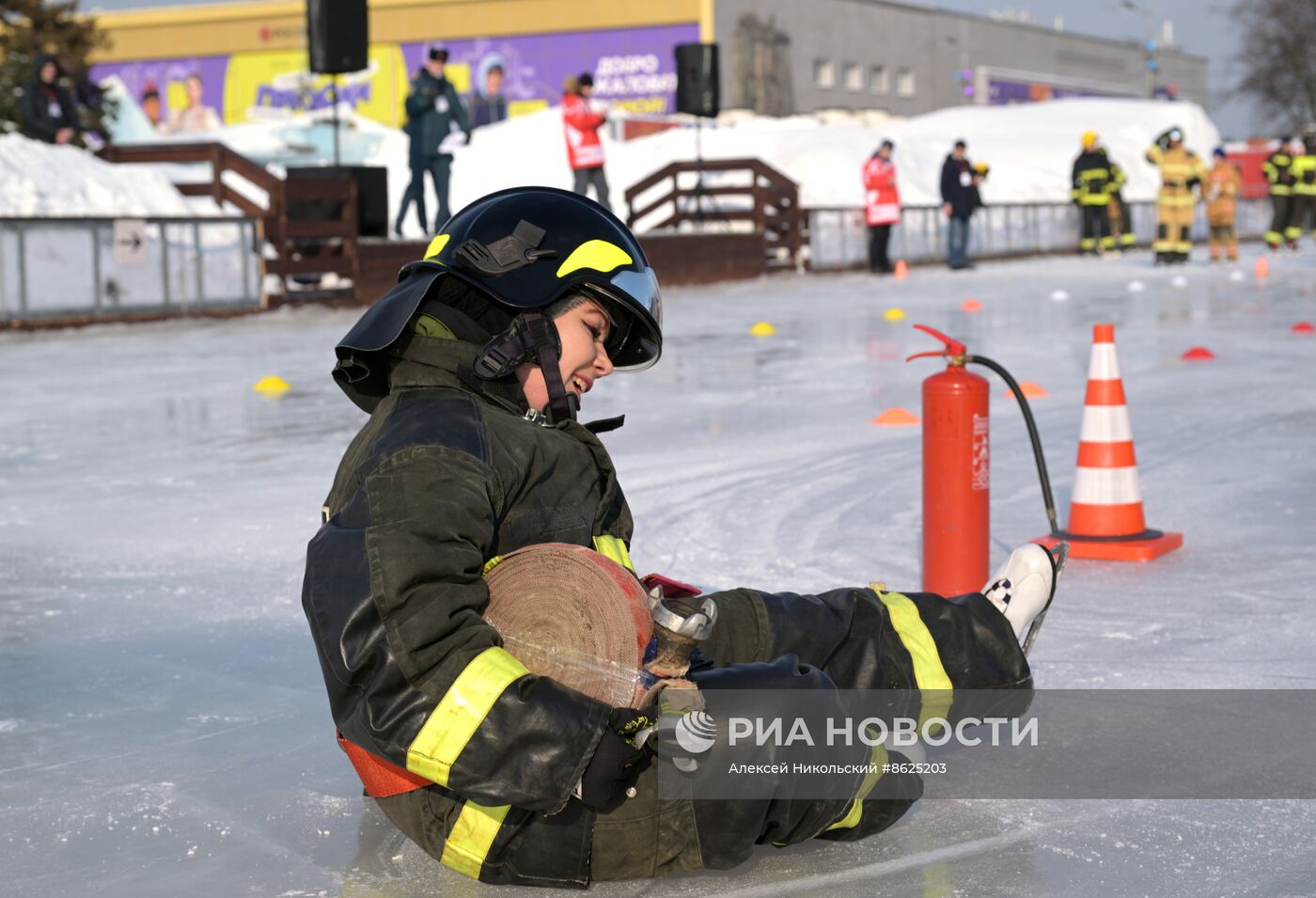 Выставка "Россия". Пожарно-спасательский праздник на коньках "Мама, папа, я - пожарная семья"