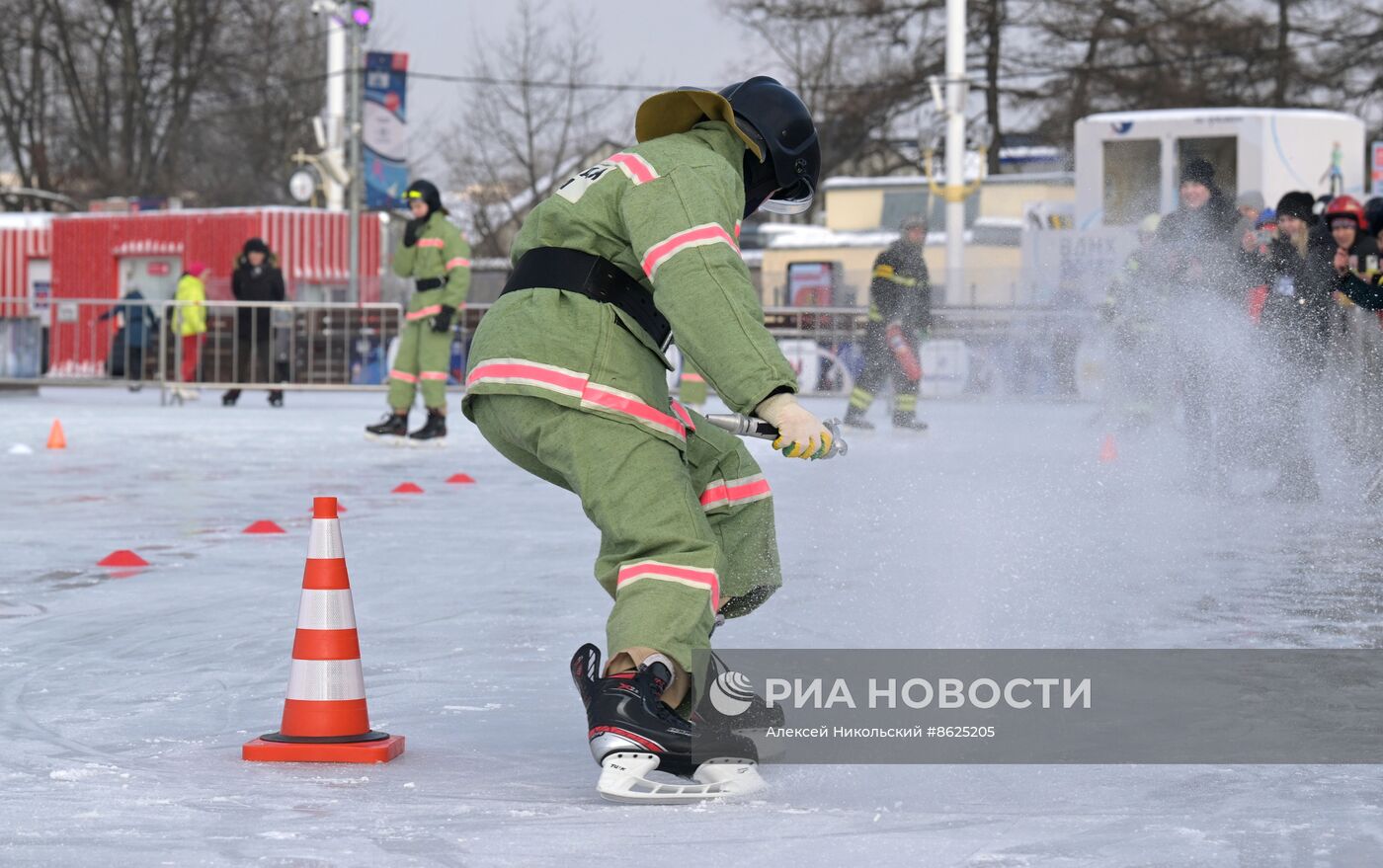 Выставка "Россия". Пожарно-спасательский праздник на коньках "Мама, папа, я - пожарная семья"