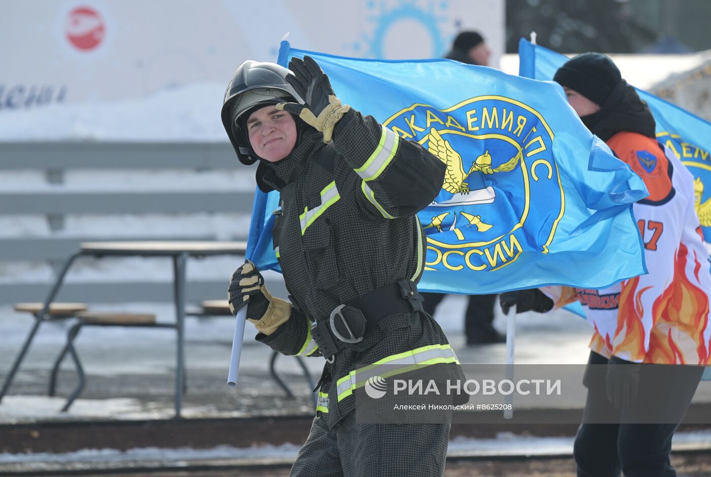 Выставка "Россия". Пожарно-спасательский праздник на коньках "Мама, папа, я - пожарная семья"