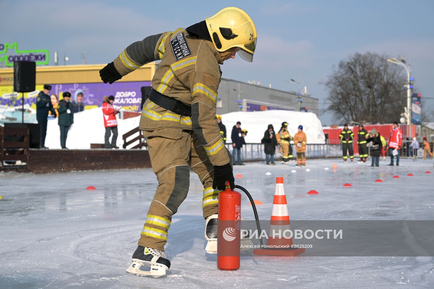 Выставка "Россия". Пожарно-спасательский праздник на коньках "Мама, папа, я - пожарная семья"