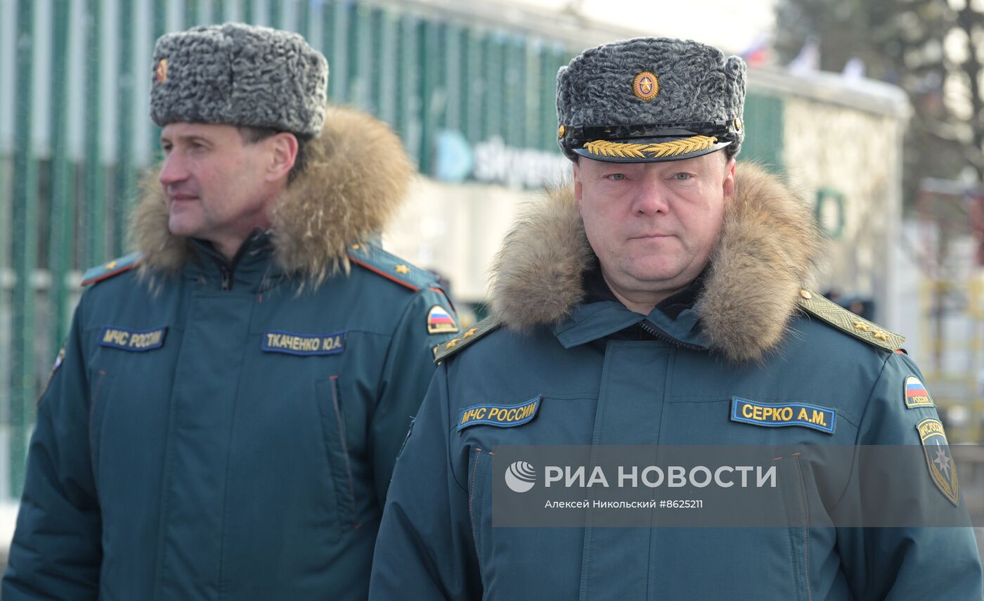 Выставка "Россия". Пожарно-спасательский праздник на коньках "Мама, папа, я - пожарная семья"