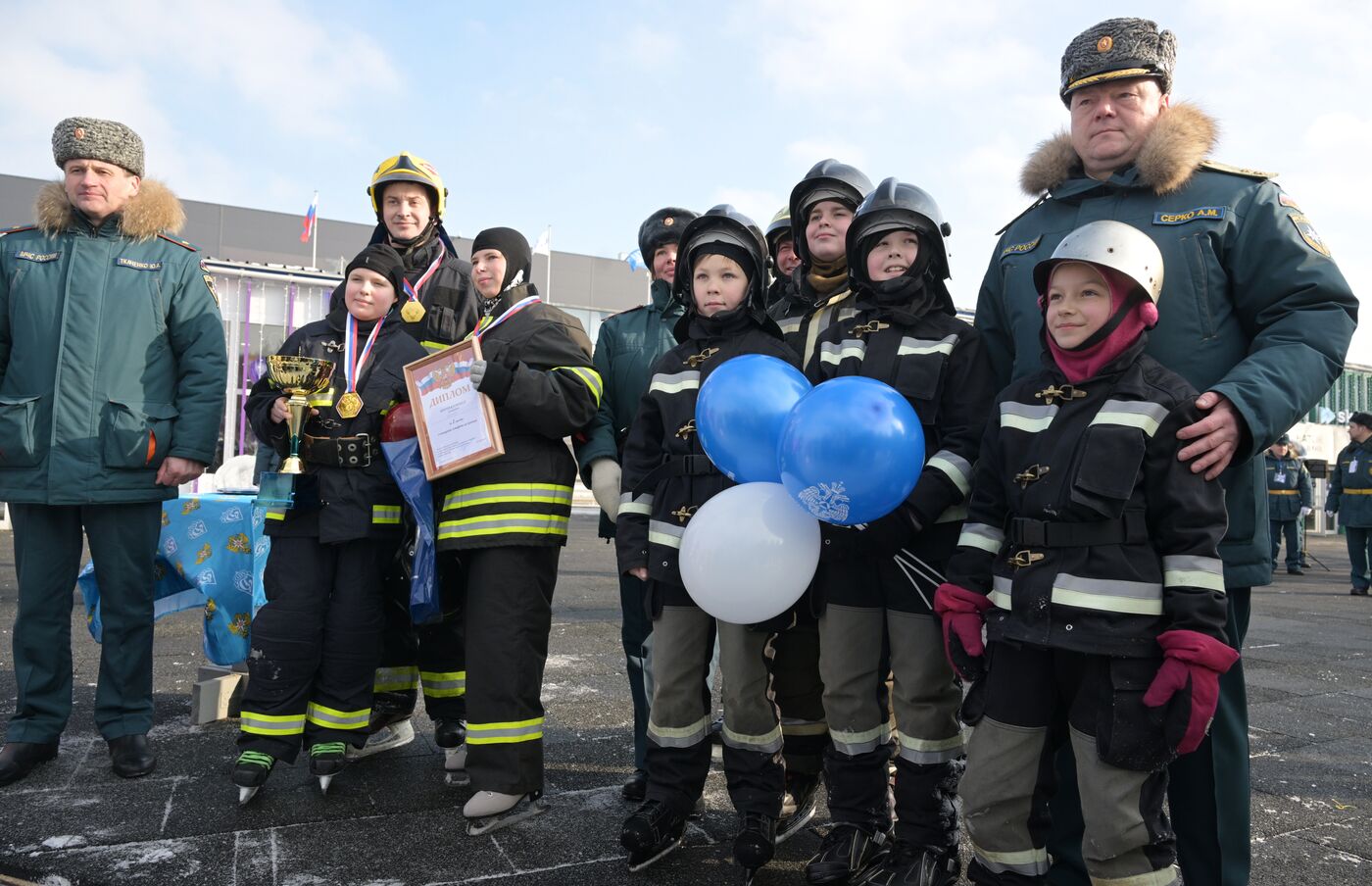 Выставка "Россия". Пожарно-спасательский праздник на коньках "Мама, папа, я - пожарная семья"