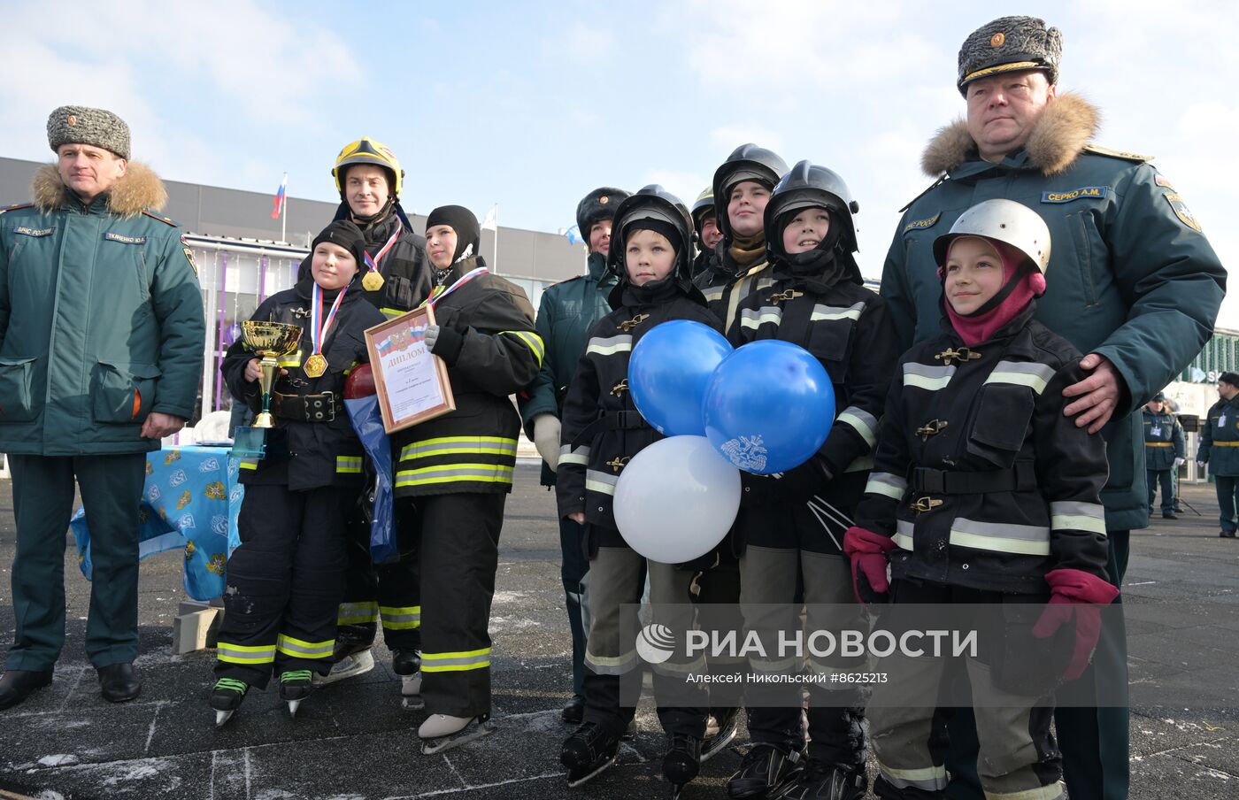 Выставка "Россия". Пожарно-спасательский праздник на коньках "Мама, папа, я - пожарная семья"