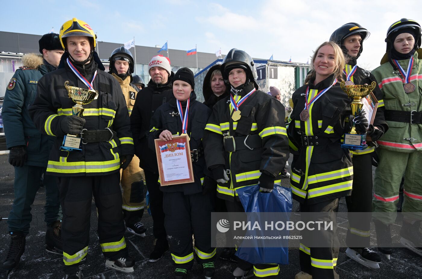 Выставка "Россия". Пожарно-спасательский праздник на коньках "Мама, папа, я - пожарная семья"