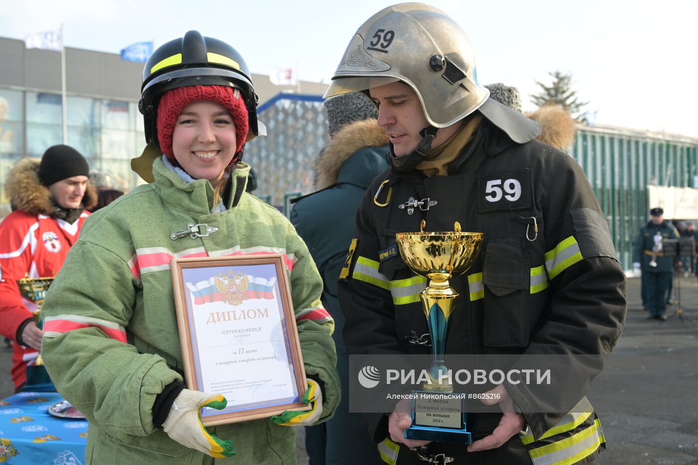 Выставка "Россия". Пожарно-спасательский праздник на коньках "Мама, папа, я - пожарная семья"