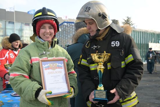 Выставка "Россия". Пожарно-спасательский праздник на коньках "Мама, папа, я - пожарная семья"