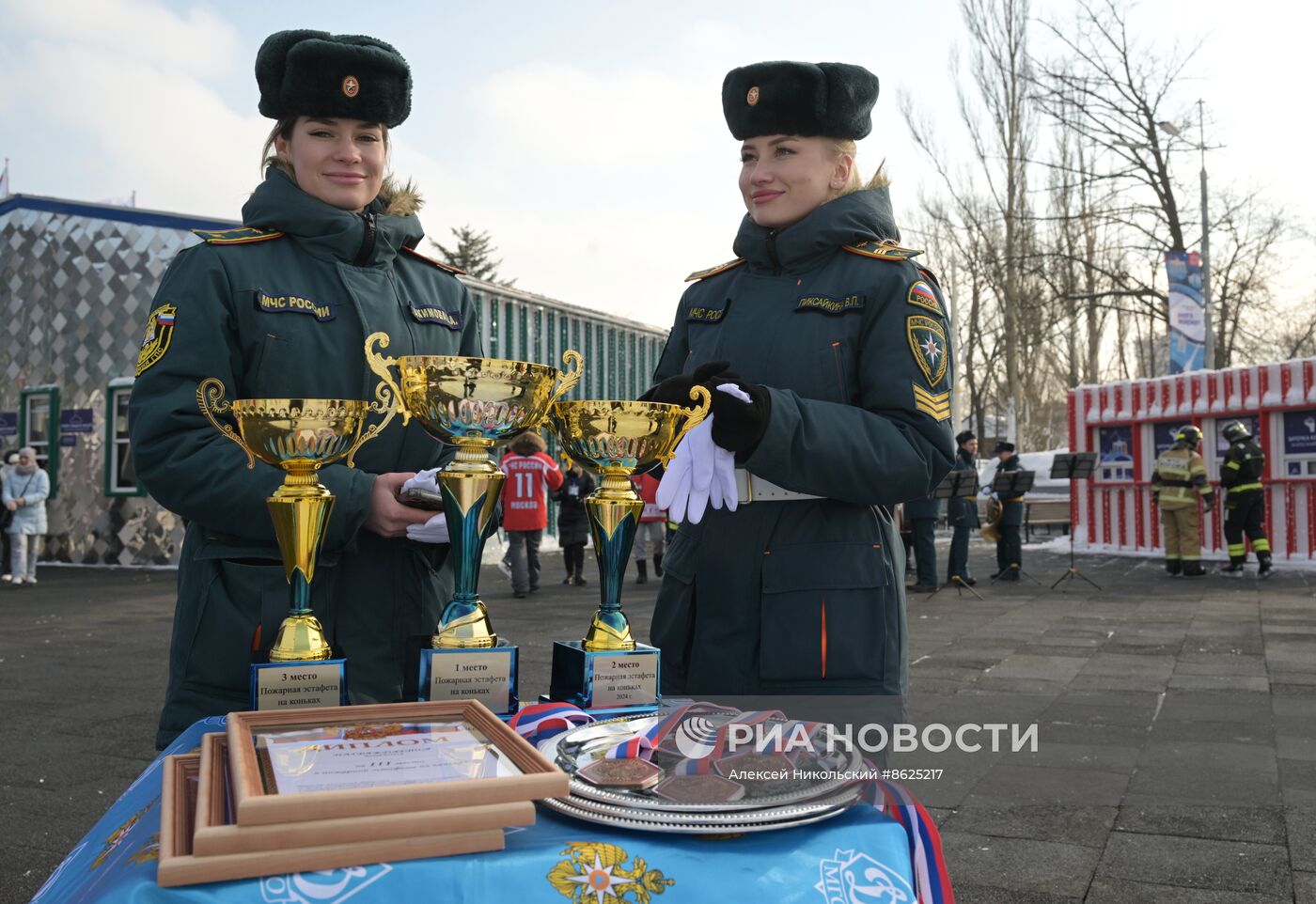 Выставка "Россия". Пожарно-спасательский праздник на коньках "Мама, папа, я - пожарная семья"