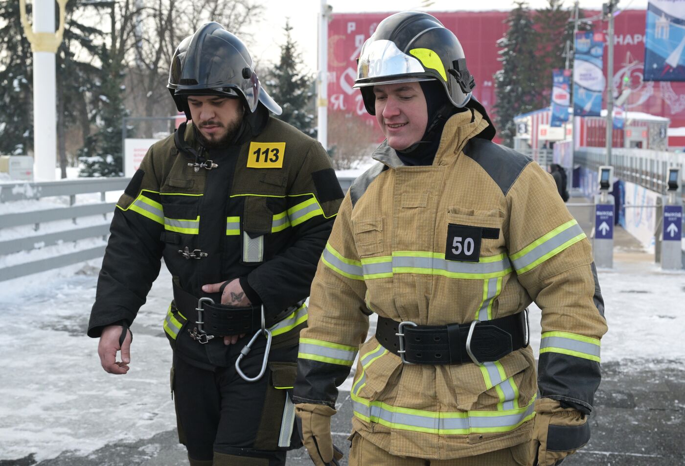 Выставка "Россия". Пожарно-спасательский праздник на коньках "Мама, папа, я - пожарная семья"