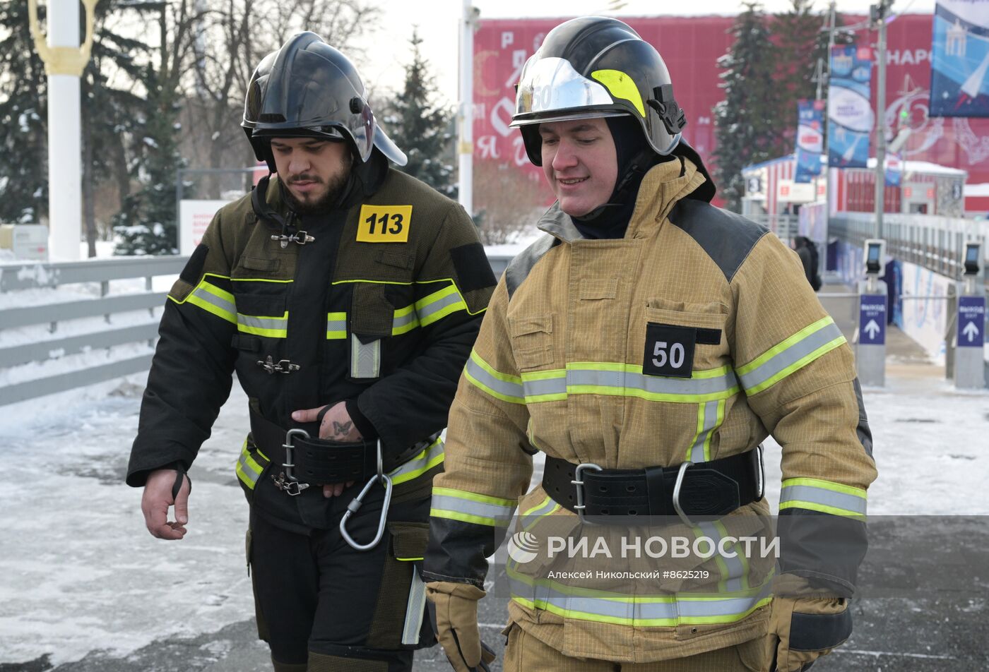 Выставка "Россия". Пожарно-спасательский праздник на коньках "Мама, папа, я - пожарная семья"