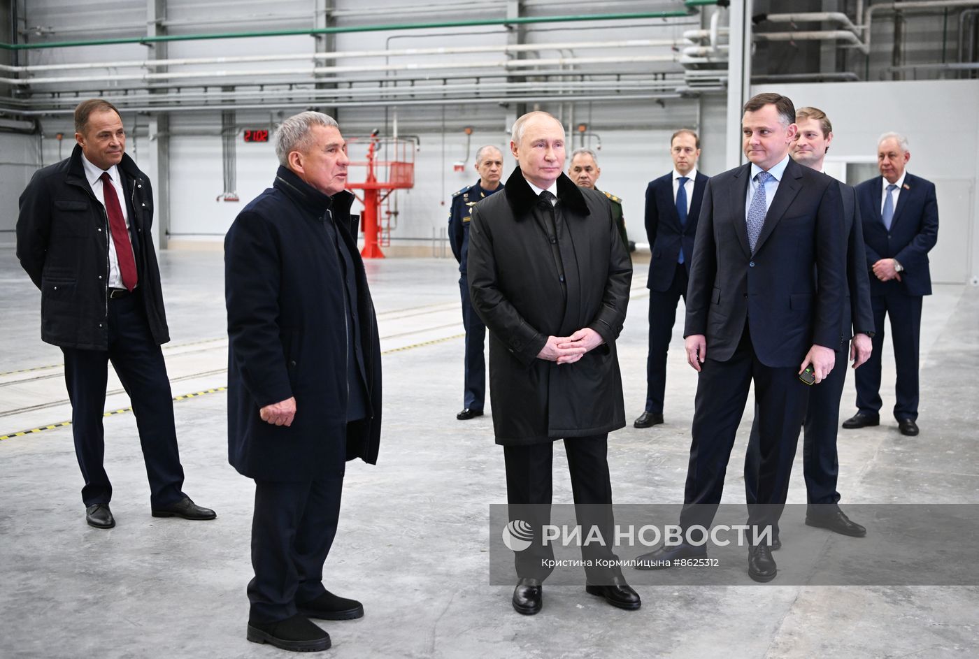 Президент РФ В. Путин посетил Казанский авиационный завод имени С. П. Горбунова