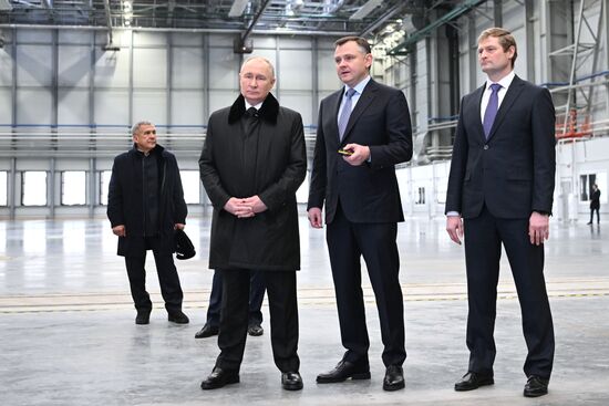 Президент РФ В. Путин посетил Казанский авиационный завод имени С. П. Горбунова