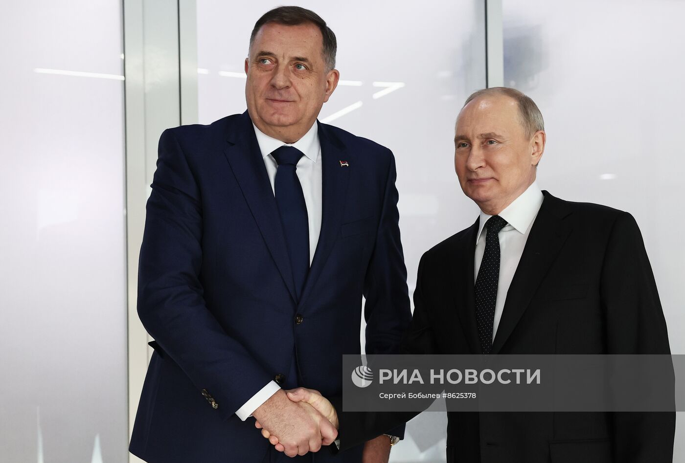 Президент РФ В. Путин встретился с президентом Сербии М. Додиком