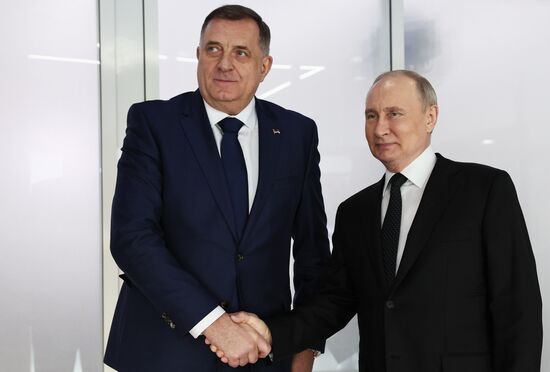 Президент РФ В. Путин встретился с президентом Сербии М. Додиком