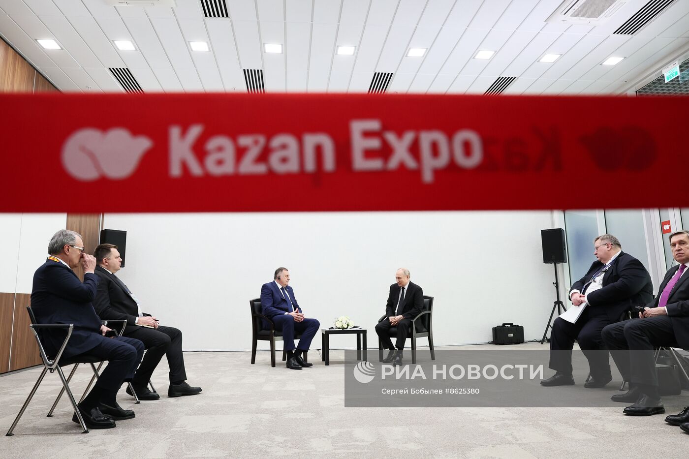 Президент РФ В. Путин встретился с президентом Сербии М. Додиком