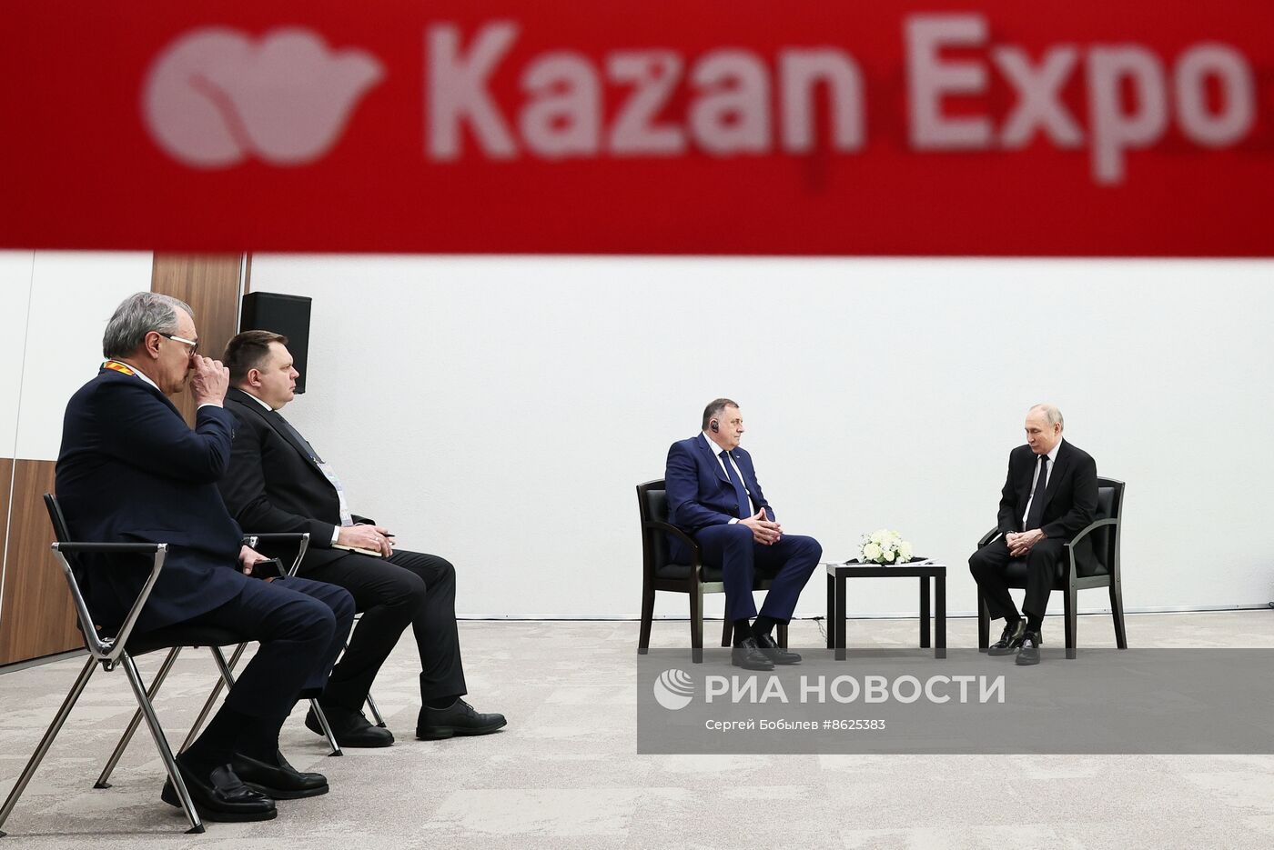 Президент РФ В. Путин встретился с президентом Республики Сербской М. Додиком