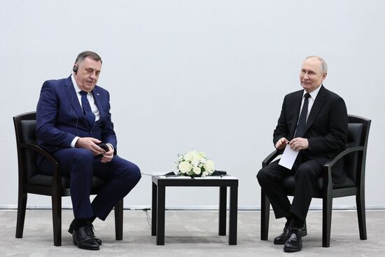 Президент РФ В. Путин встретился с президентом Республики Сербской М. Додиком