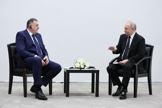 Президент РФ В. Путин встретился с президентом Республики Сербской М. Додиком