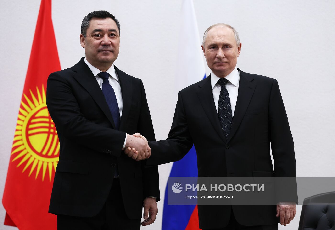 Президент РФ В. Путин встретился с президентом Киргизии Садыром Жапаровым