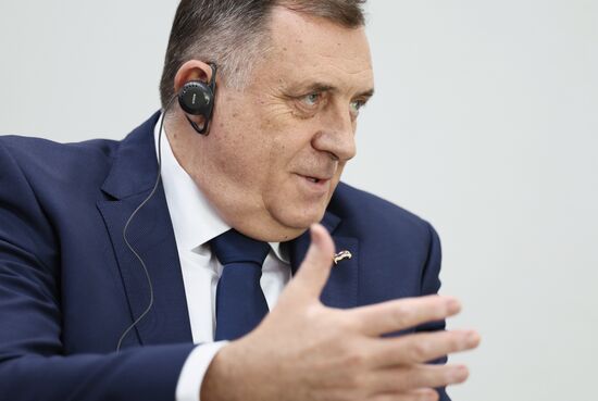 Президент РФ В. Путин встретился с президентом Республики Сербской М. Додиком