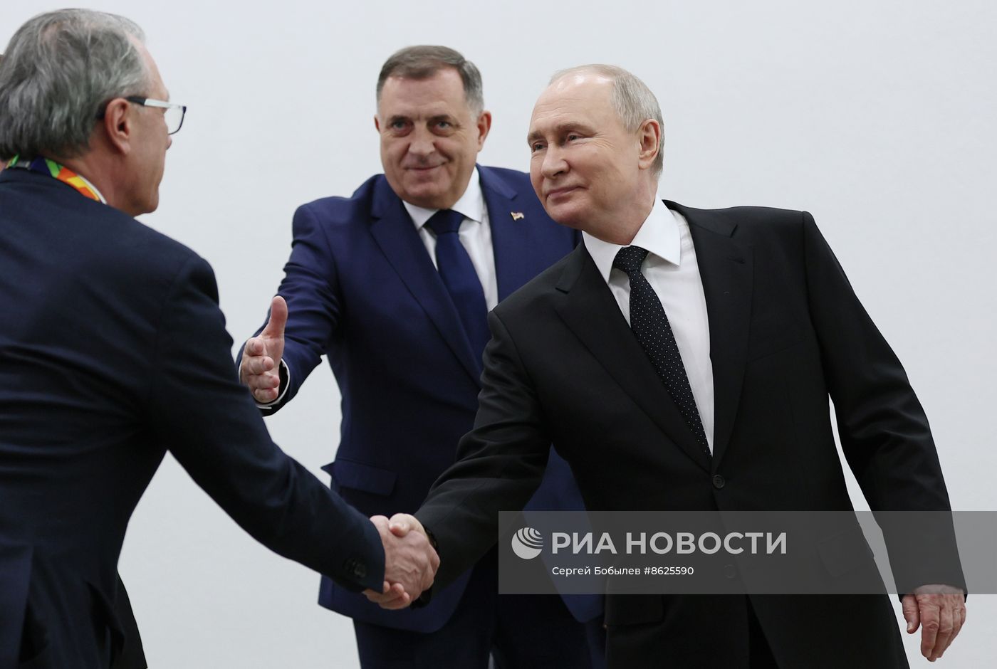 Президент РФ В. Путин встретился с президентом Республики Сербской М. Додиком