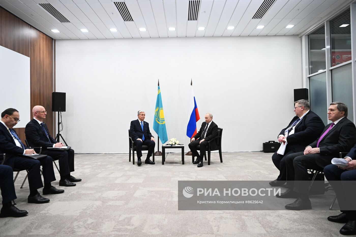 Президент РФ В. Путин встретился с президентом Казахстана К.-Ж Токаевым