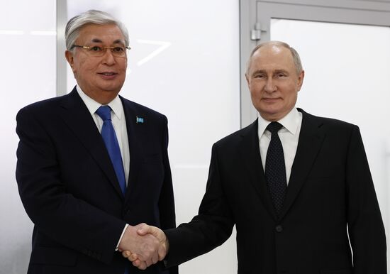 Президент РФ В. Путин встретился с президентом Казахстана К.-Ж Токаевым