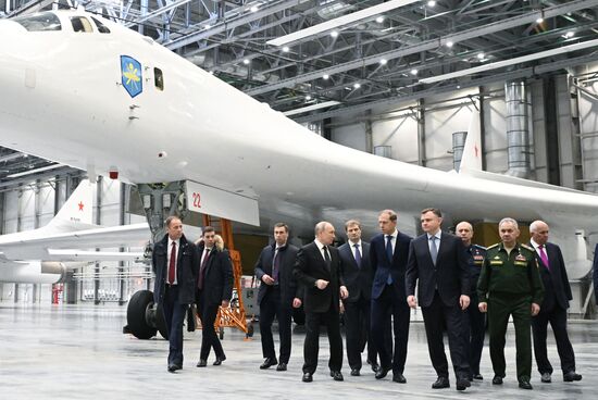 Президент РФ В. Путин посетил Казанский авиационный завод имени С. П. Горбунова