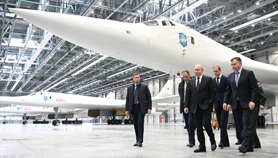 Президент РФ В. Путин посетил Казанский авиационный завод имени С. П. Горбунова