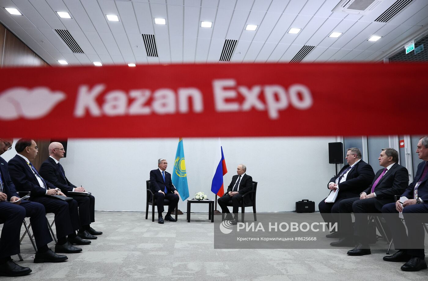 Президент РФ В. Путин встретился с президентом Казахстана К.-Ж Токаевым