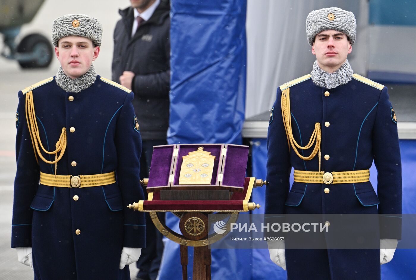 Президент РФ В. Путин вручил госнаграды военным частям ВКС РФ