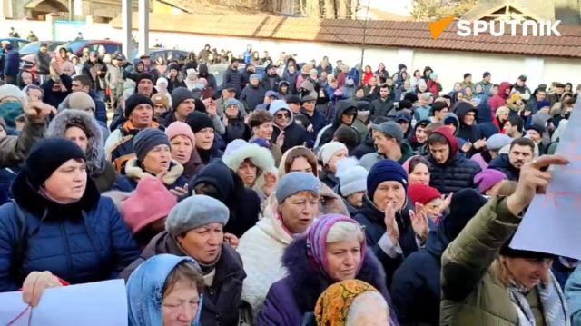 "Долой Майю Санду", "Молдова": скандируют протестующие у здания Конституционного суда