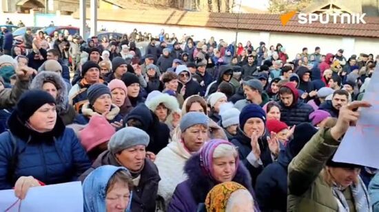 "Долой Майю Санду", "Молдова": скандируют протестующие у здания Конституционного суда