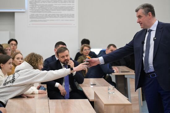 Кандидат в президенты РФ Л. Слуцкий посетил Новосибирск