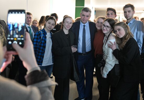 Кандидат в президенты РФ Л. Слуцкий посетил Новосибирск