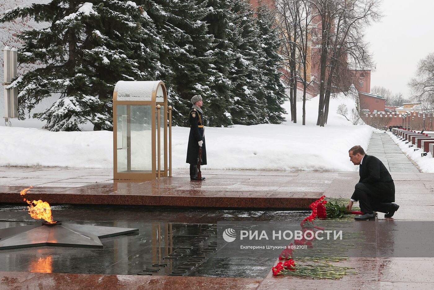 Зампред Совбеза РФ Д. Медведев возложил венок к Могиле Неизвестного Солдата