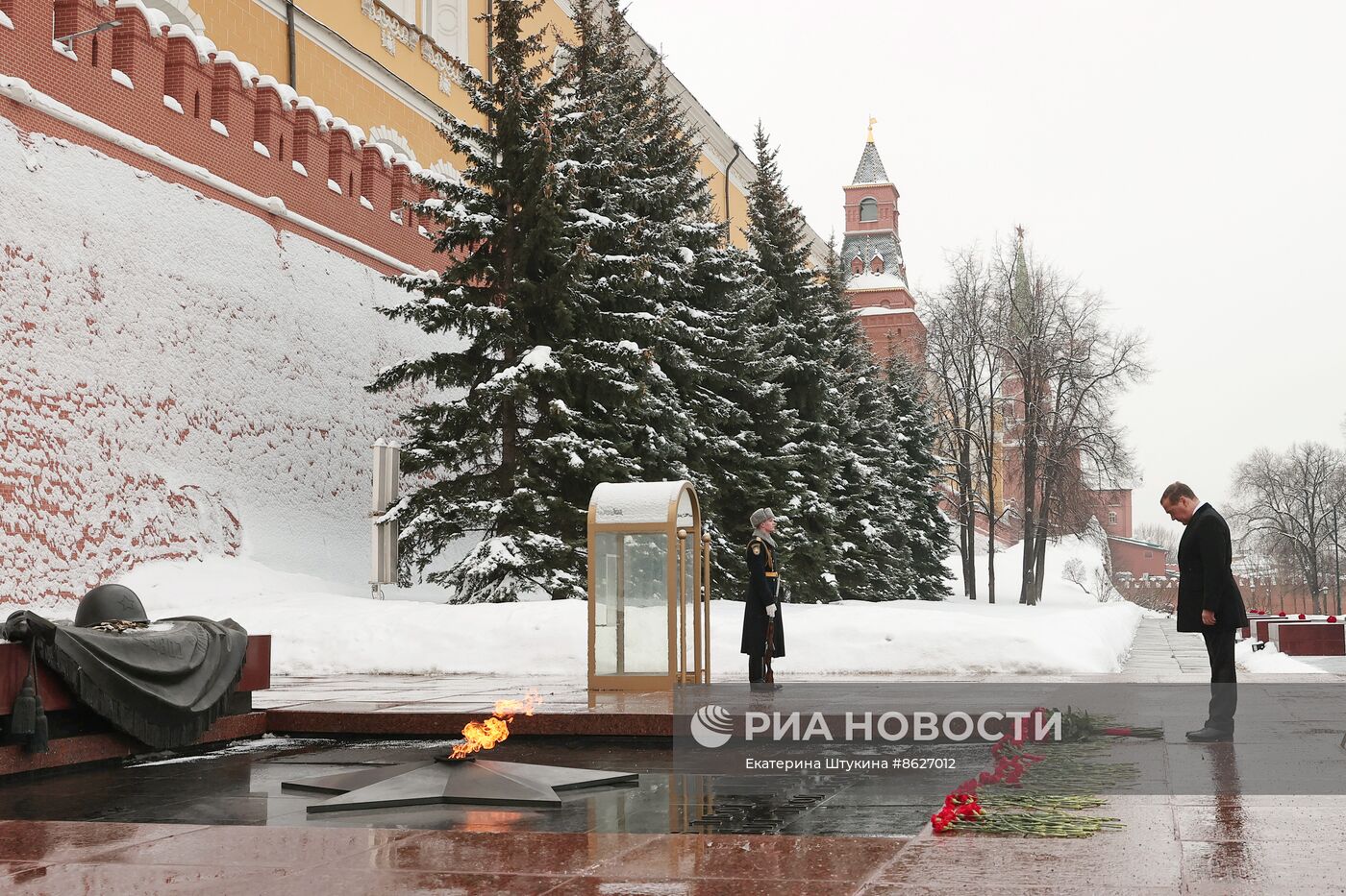 Зампред Совбеза РФ Д. Медведев возложил венок к Могиле Неизвестного Солдата