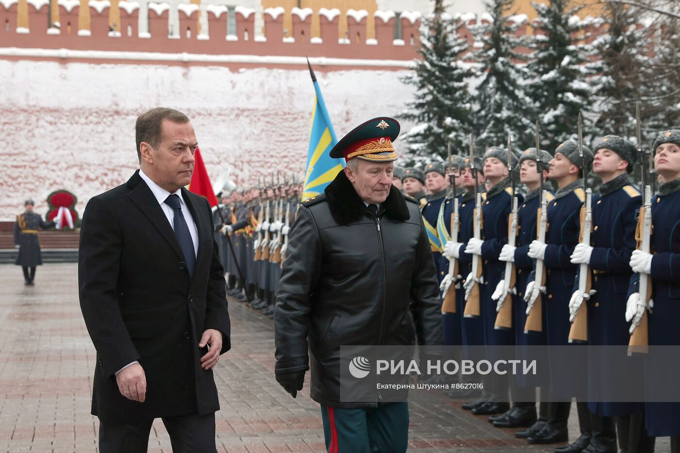 Зампред Совбеза РФ Д. Медведев возложил венок к Могиле Неизвестного Солдата
