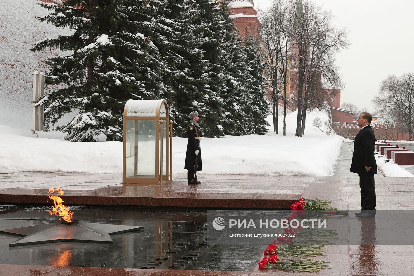 Зампред Совбеза РФ Д. Медведев возложил венок к Могиле Неизвестного Солдата